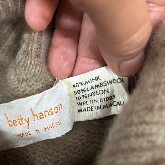 Betty HANSON Elegant Beige Turtleneck Sweater
40% mink 50% lambswool 10% nylon - Picture 7 of 9